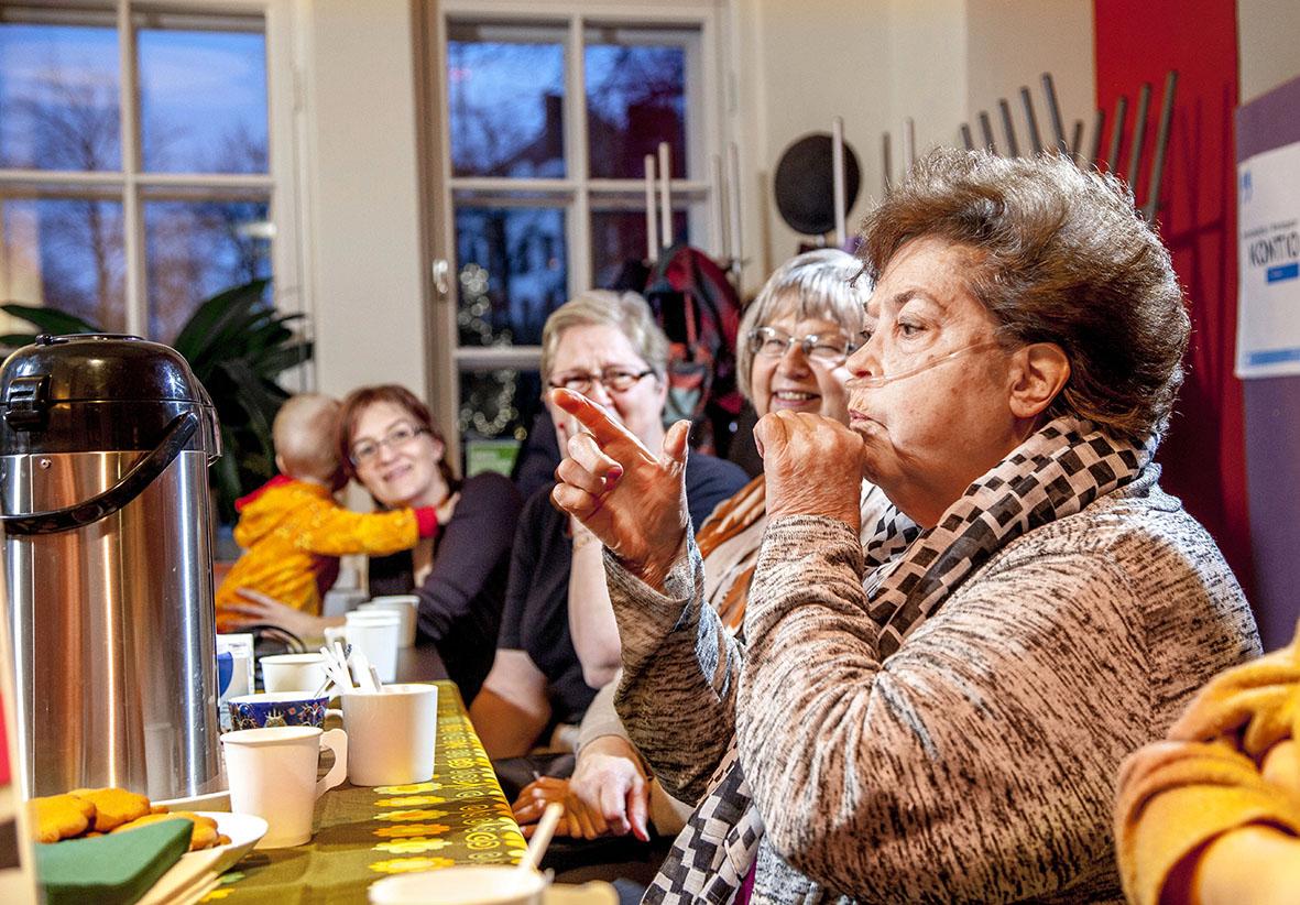 Lea Mustalahti hauskuttaa pilliklubikertomuksellaan Kallion kirjastoon kokoontunutta Kahvitauko Kalliossa -ryhmää, johon joulukuussa osallistuivat Liisa Kallioinen (vas.) ja Niilo-poika, Eine Latva-Käyrä ja Outi Väänänen.